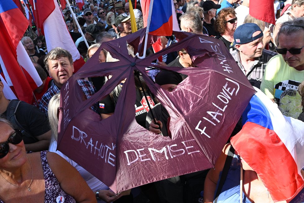 Protest proti vládě, který pořádá neparlamentní strana PRO (Právo Respekt Odbornost), 16. září 2023, Praha.
