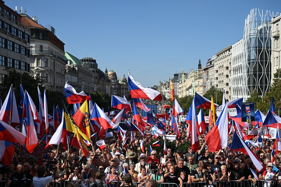 Protest proti vládě, který pořádá neparlamentní strana PRO (Právo Respekt Odbornost), 16. září 2023, Praha.