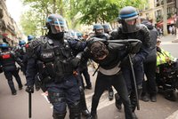 Prvomájové demonstrace ve světě: V Německu došlo na pepřáky a obušky, ve Francii na slzný plyn