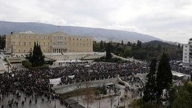 Řecko ve čtvrtek ochromila 24hodinová stávka na protest proti chystané reformě v oblasti sociálního zabezpečení, kterou požadují mezinárodní věřitelé.