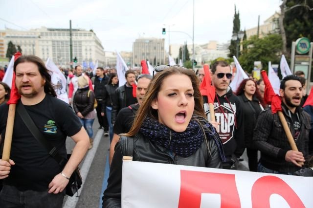 Řecko ve čtvrtek ochromila 24hodinová stávka na protest proti chystané reformě v oblasti sociálního zabezpečení, kterou požadují mezinárodní věřitelé.