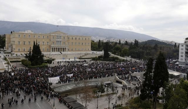 Řecko ve čtvrtek ochromila 24hodinová stávka na protest proti chystané reformě v oblasti sociálního zabezpečení, kterou požadují mezinárodní věřitelé.