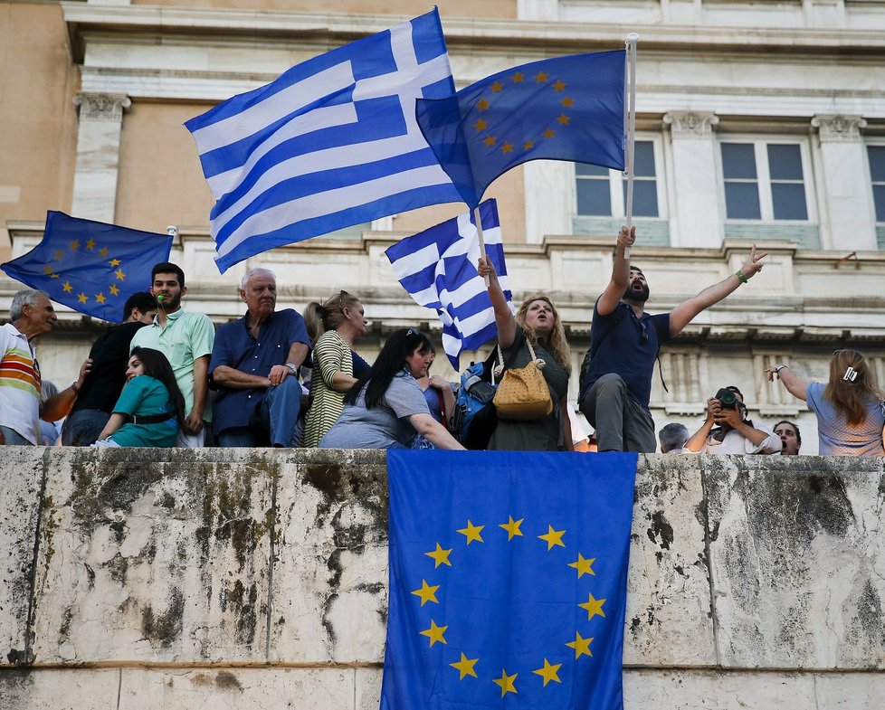 Někteří Řekové teď vyjadřují podporu EU.
