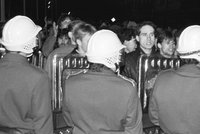 15. listopad 1989: Jak policajti vyháněli lidi z Karlova mostu