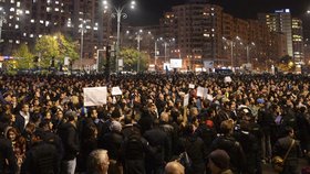 Více než 13 tisíc lidí se v úterý večer dožadovalo demise premiéra Victora Ponty a ministra vnitra Gabriela Oprey.