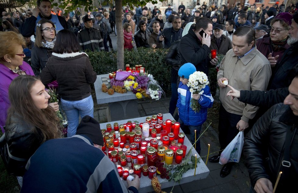 Více než 13 tisíc lidí se v úterý večer dožadovalo demise premiéra Victora Ponty a ministra vnitra Gabriela Oprey.