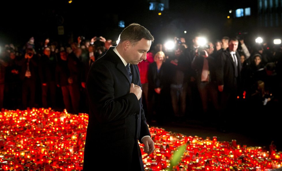 Polský prezident Andrzej Duda vyjádřil úctu obětem požáru rumunského nočního klubu.