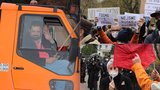 Další demonstrace před ruskou ambasádou. „Před bolševikem se neustupuje,“ hřímal Novotný z multikáry