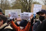 Demonstranti se sešli v neděli před ruským velvyslanectvím. Stovka demonstrantů před ruskou ambasádou v Praze provolává Rusku hanbu. (18. dubna)