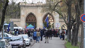 Demonstranti se sešli v neděli před ruským velvyslanectvím. Stovka demonstrantů před ruskou ambasádou v Praze provolává Rusku hanbu. (18. dubna)