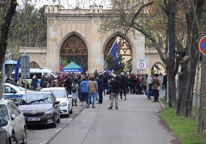 Demonstranti se sešli v neděli před ruským velvyslanectvím. Stovka demonstrantů před ruskou ambasádou v Praze provolává Rusku hanbu. (18. dubna)