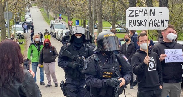 Před ruským velvyslanectvím probíhá demonstrace, zasahovat musela policie. (18. dubna)