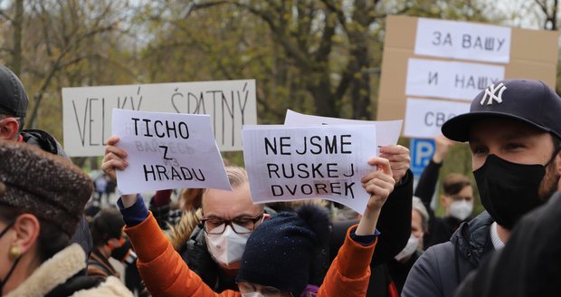 Demonstranti se sešli v neděli před ruským velvyslanectvím. Stovka demonstrantů před ruskou ambasádou v Praze provolává Rusku hanbu. (18. dubna)