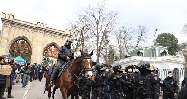 Před ruským velvyslanectvím se sešla asi stovka lidí. Demonstrace se neobešla před zásahu policistů. (18. dubna)