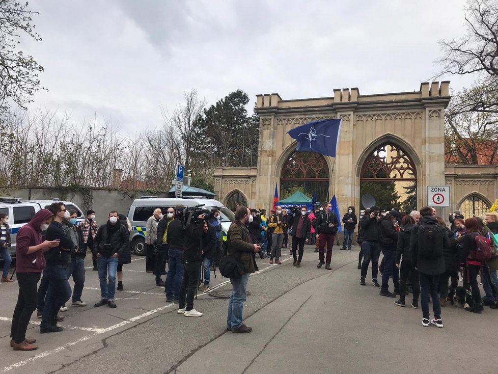 Před ruským velvyslanectvím demonstrují lidé s vlajkami EU a NATO. (18. dubna)