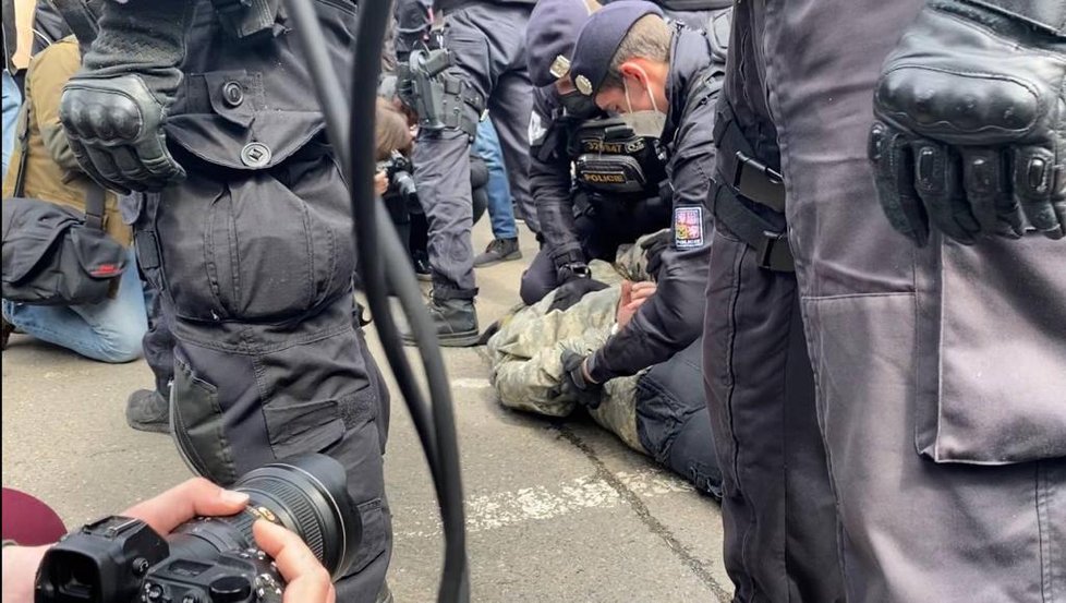 Před ruským velvyslanectvím probíhá demonstrace, zasahovat musela policie. (18. dubna)