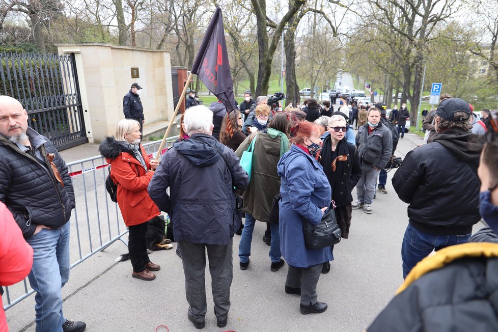 Demonstranti se sešli v neděli před ruským velvyslanectvím. Stovka demonstrantů před ruskou ambasádou v Praze provolává Rusku hanbu. (18. dubna)