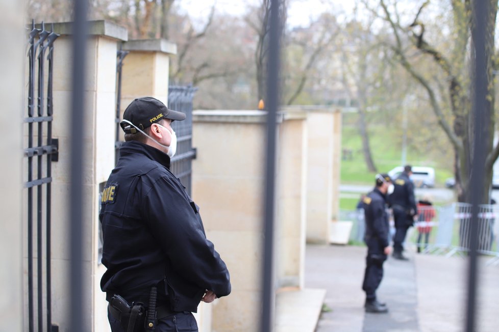 Demonstranti se sešli v neděli před ruským velvyslanectvím. Stovka demonstrantů před ruskou ambasádou v Praze provolává Rusku hanbu. (18. dubna)