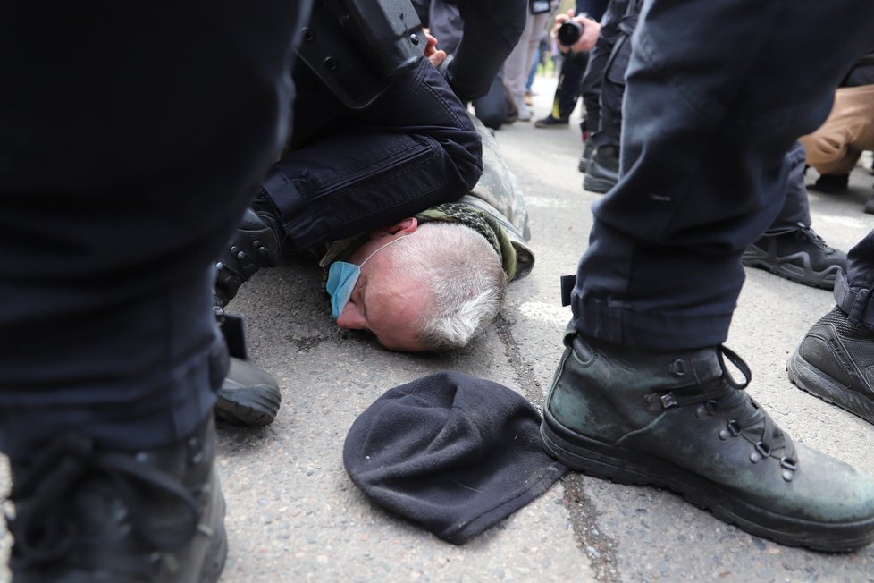 Demonstranti se sešli v neděli před ruským velvyslanectvím. Stovka demonstrantů před ruskou ambasádou v Praze provolává Rusku hanbu. (18. dubna)