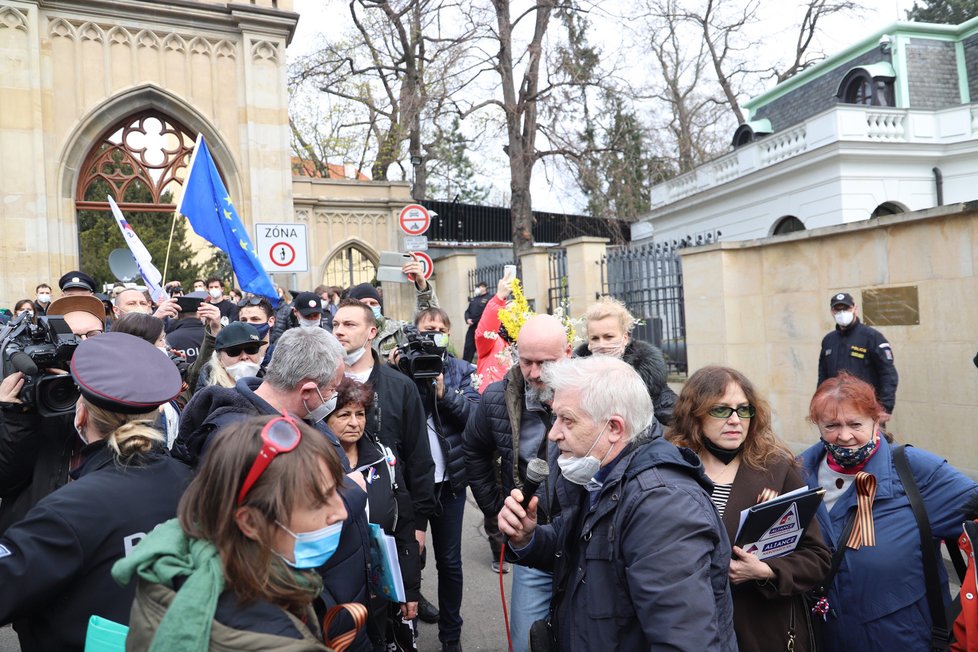 Demonstranti se sešli v neděli před ruským velvyslanectvím. Stovka demonstrantů před ruskou ambasádou v Praze provolává Rusku hanbu. (18. dubna)