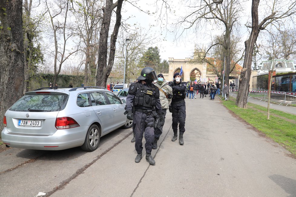 Demonstranti se sešli v neděli před ruským velvyslanectvím. Stovka demonstrantů před ruskou ambasádou v Praze provolává Rusku hanbu. (18. dubna)