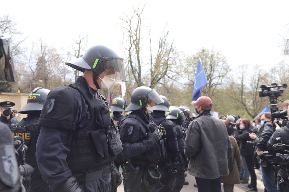 Demonstranti se sešli v neděli před ruským velvyslanectvím. Stovka demonstrantů před ruskou ambasádou v Praze provolává Rusku hanbu. (18. dubna)