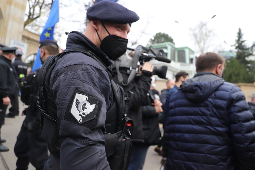 Demonstranti se sešli v neděli před ruským velvyslanectvím. Stovka demonstrantů před ruskou ambasádou v Praze provolává Rusku hanbu. (18. dubna)