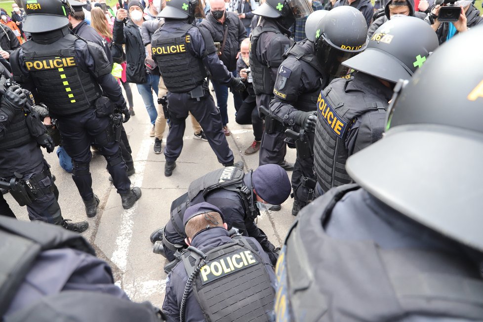 Demonstranti se sešli v neděli před ruským velvyslanectvím. Stovka demonstrantů před ruskou ambasádou v Praze provolává Rusku hanbu. (18. dubna)