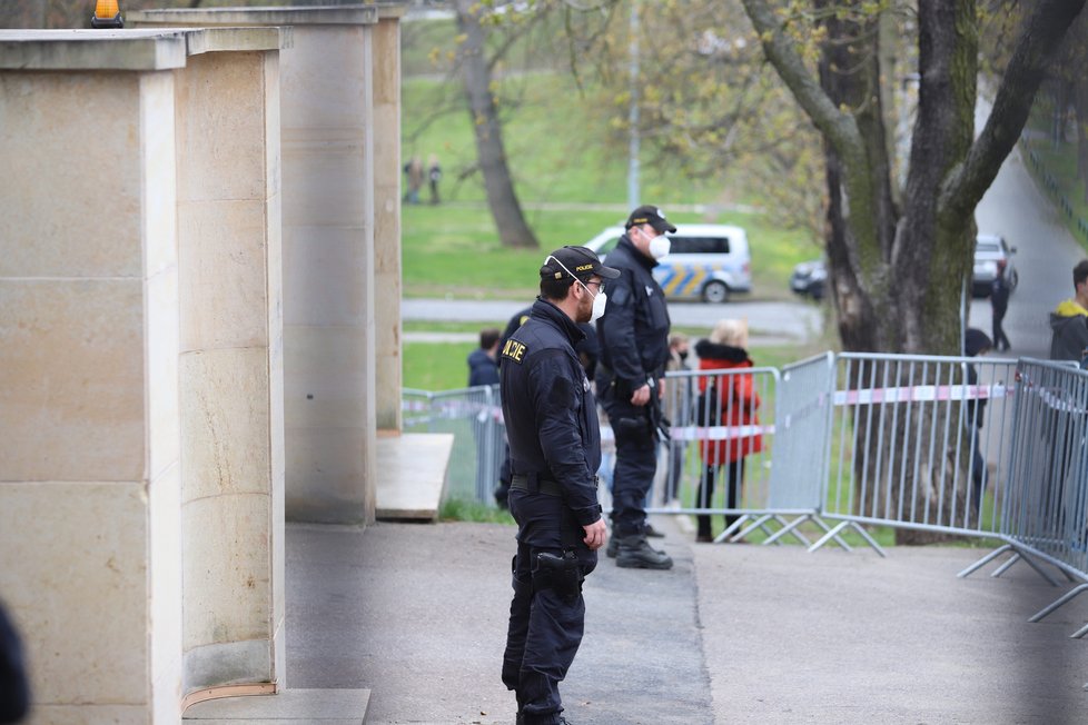 Demonstranti se sešli v neděli před ruským velvyslanectvím. Stovka demonstrantů před ruskou ambasádou v Praze provolává Rusku hanbu. (18. dubna)