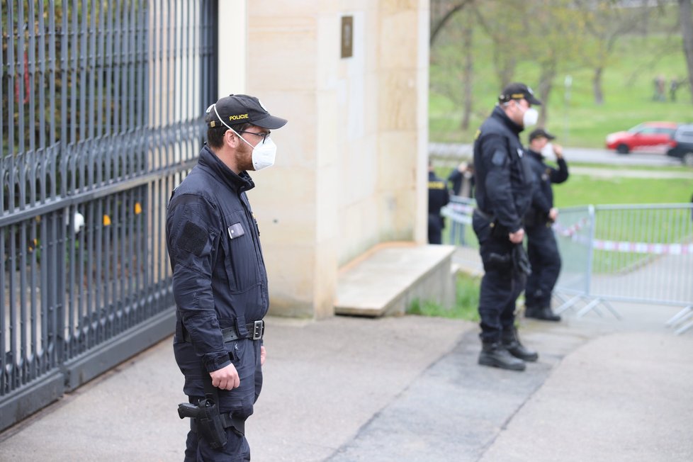 Demonstranti se sešli v neděli před ruským velvyslanectvím. Stovka demonstrantů před ruskou ambasádou v Praze provolává Rusku hanbu. (18. dubna)