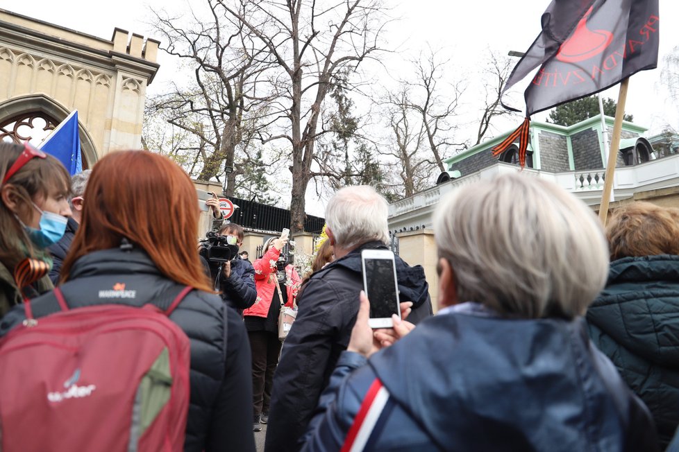 Demonstranti se sešli v neděli před ruským velvyslanectvím. Stovka demonstrantů před ruskou ambasádou v Praze provolává Rusku hanbu. (18. dubna)