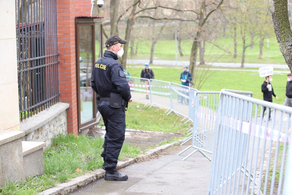 Demonstranti se sešli v neděli před ruským velvyslanectvím. Stovka demonstrantů před ruskou ambasádou v Praze provolává Rusku hanbu. (18. dubna)