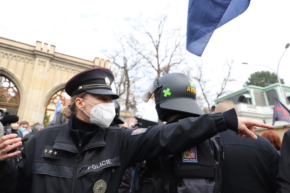 Demonstranti se sešli v neděli před ruským velvyslanectvím. Stovka demonstrantů před ruskou ambasádou v Praze provolává Rusku hanbu. (18. dubna)