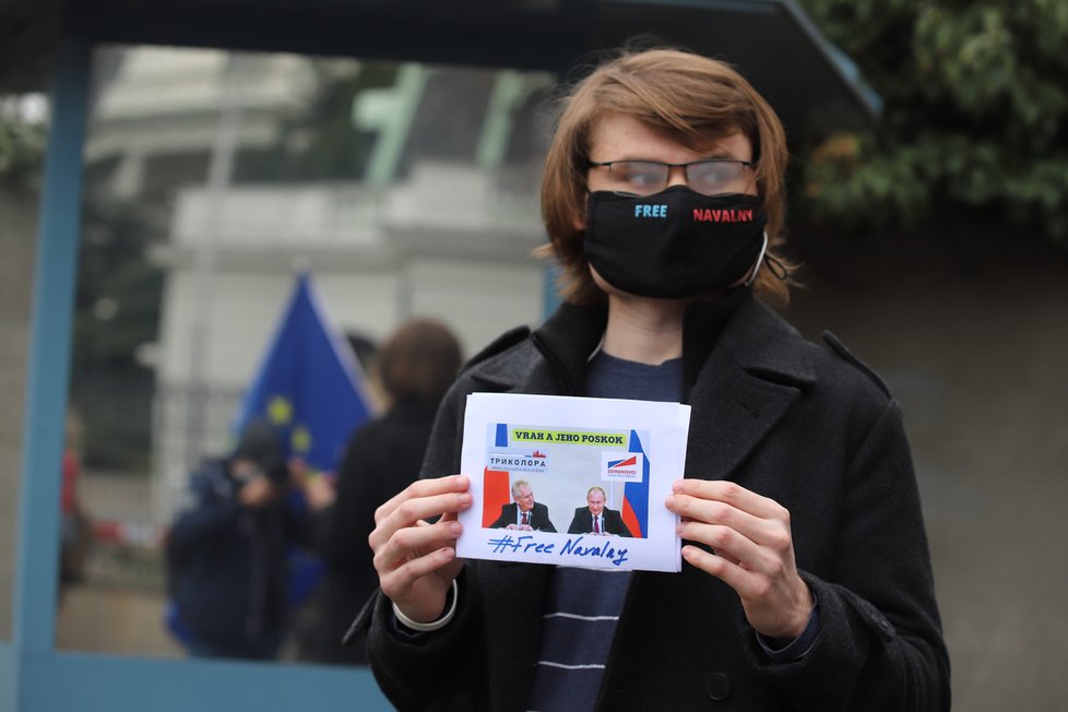 Demonstranti se sešli v neděli před ruským velvyslanectvím. Stovka demonstrantů před ruskou ambasádou v Praze provolává Rusku hanbu. (18. dubna)