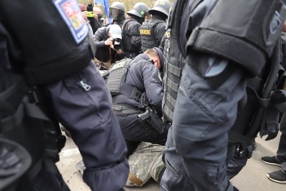 Demonstranti se sešli v neděli před ruským velvyslanectvím. Stovka demonstrantů před ruskou ambasádou v Praze provolává Rusku hanbu. (18. dubna)