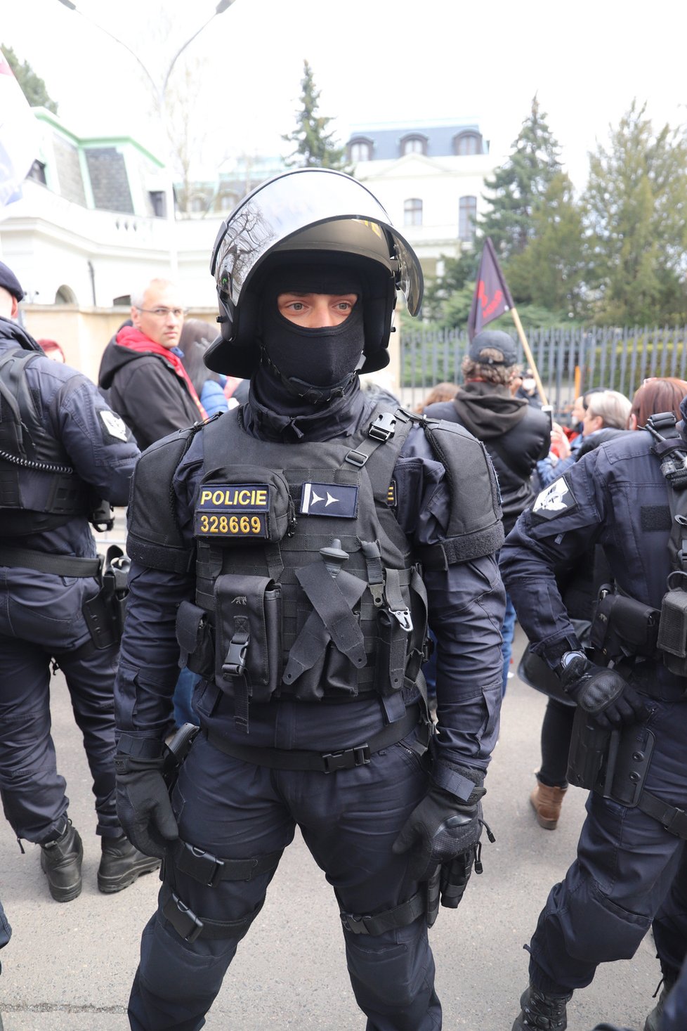 Demonstranti se sešli v neděli před ruským velvyslanectvím. Stovka demonstrantů před ruskou ambasádou v Praze provolává Rusku hanbu. (18. dubna)