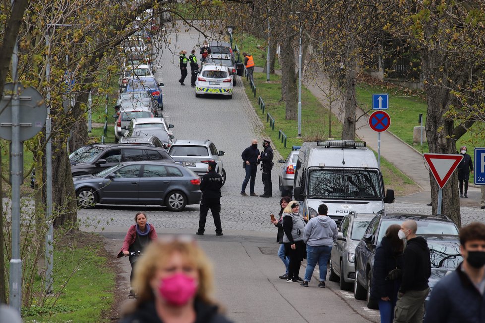 Demonstranti se sešli v neděli před ruským velvyslanectvím. Stovka demonstrantů před ruskou ambasádou v Praze provolává Rusku hanbu. (18. dubna)