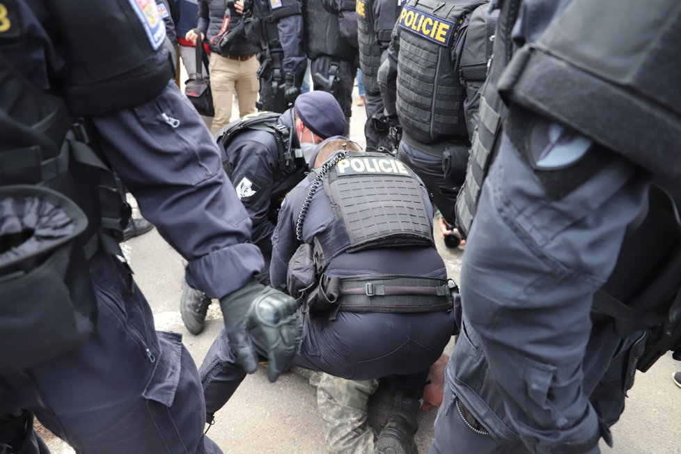 Demonstranti se sešli v neděli před ruským velvyslanectvím. Stovka demonstrantů před ruskou ambasádou v Praze provolává Rusku hanbu. (18. dubna)