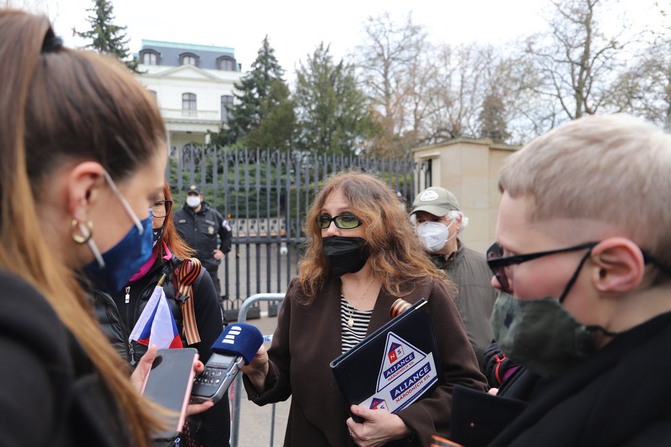 Demonstranti se sešli v neděli před ruským velvyslanectvím. Stovka demonstrantů před ruskou ambasádou v Praze provolává Rusku hanbu. (18. dubna)