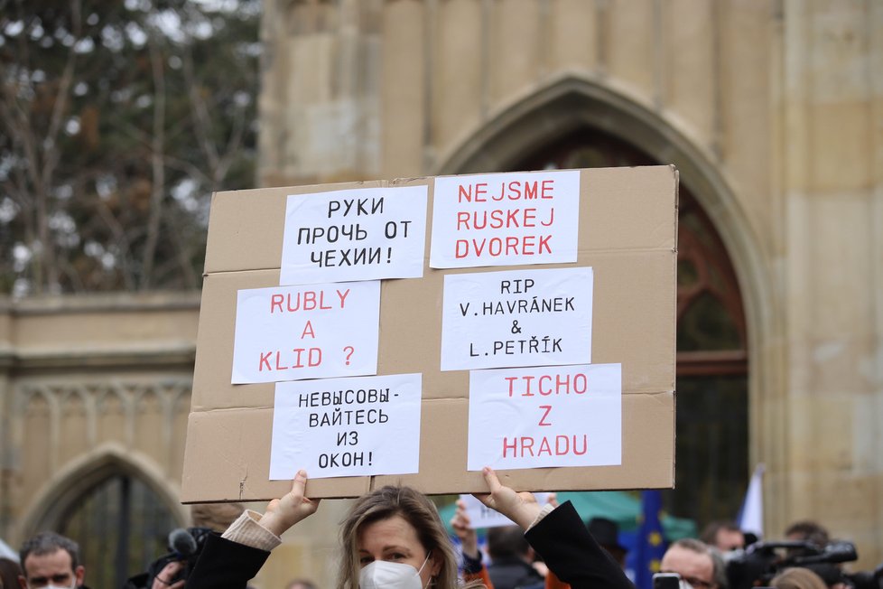 Demonstranti se sešli v neděli před ruským velvyslanectvím. Stovka demonstrantů před ruskou ambasádou v Praze provolává Rusku hanbu. (18. dubna)