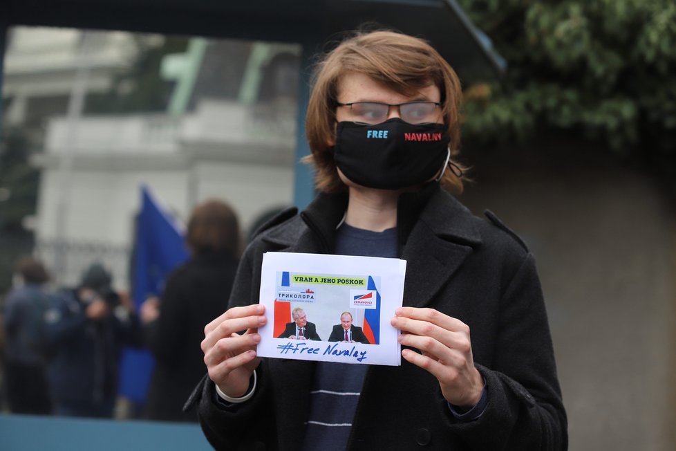 Demonstranti se sešli v neděli před ruským velvyslanectvím. Stovka demonstrantů před ruskou ambasádou v Praze provolává Rusku hanbu. (18. dubna)