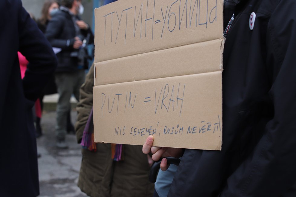 Demonstranti se sešli v neděli před ruským velvyslanectvím. Stovka demonstrantů před ruskou ambasádou v Praze provolává Rusku hanbu. (18. dubna)