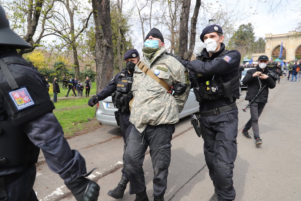 Demonstranti se sešli v neděli před ruským velvyslanectvím. Stovka demonstrantů před ruskou ambasádou v Praze provolává Rusku hanbu. (18. dubna)