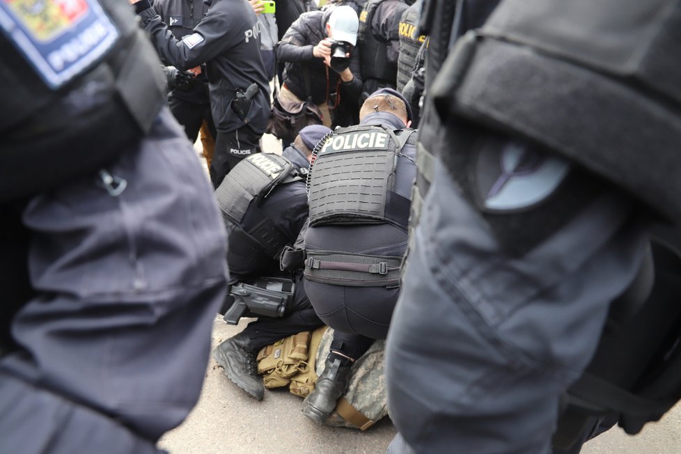 Demonstranti se sešli v neděli před ruským velvyslanectvím. Stovka demonstrantů před ruskou ambasádou v Praze provolává Rusku hanbu. (18. dubna)