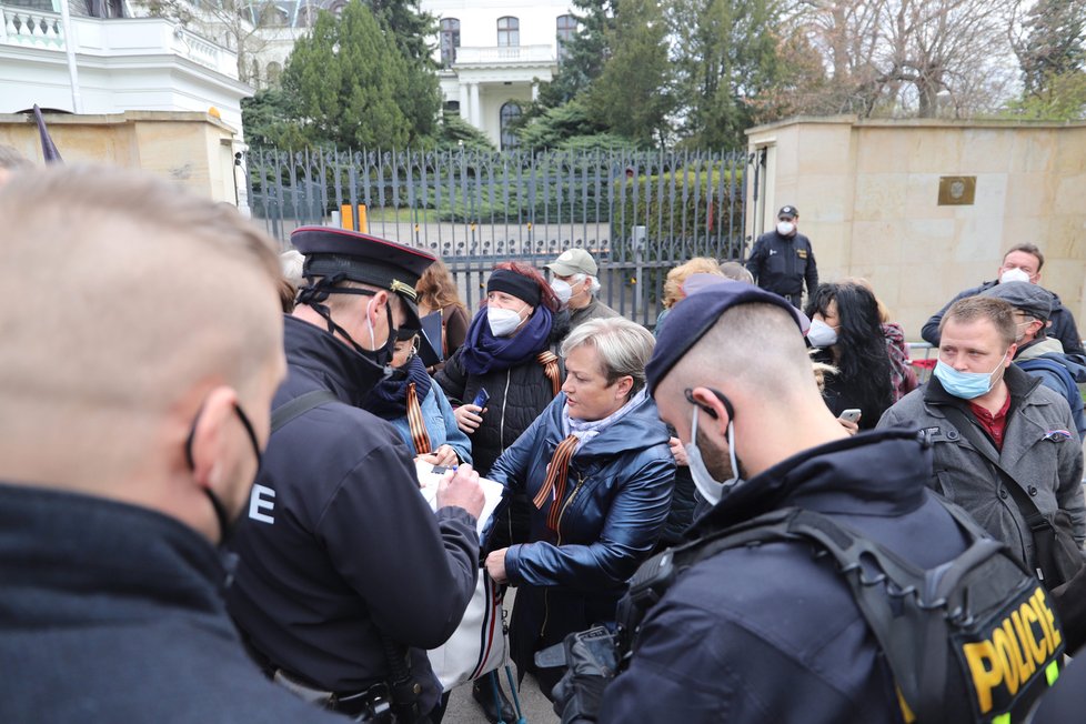 Demonstranti se sešli v neděli před ruským velvyslanectvím. Stovka demonstrantů před ruskou ambasádou v Praze provolává Rusku hanbu. (18. dubna)