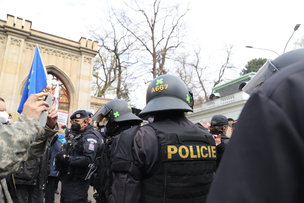 Demonstranti se sešli v neděli před ruským velvyslanectvím. Stovka demonstrantů před ruskou ambasádou v Praze provolává Rusku hanbu. (18. dubna)