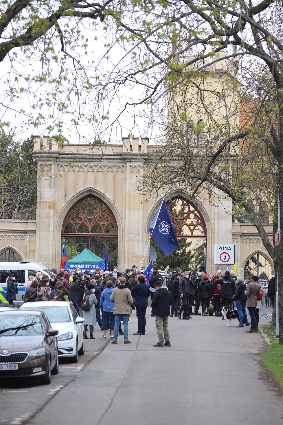 Demonstranti se sešli v neděli před ruským velvyslanectvím. Stovka demonstrantů před ruskou ambasádou v Praze provolává Rusku hanbu. (18. dubna)