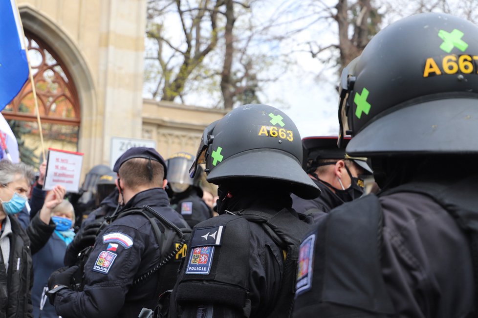 Demonstranti se sešli v neděli před ruským velvyslanectvím. Stovka demonstrantů před ruskou ambasádou v Praze provolává Rusku hanbu. (18. dubna)