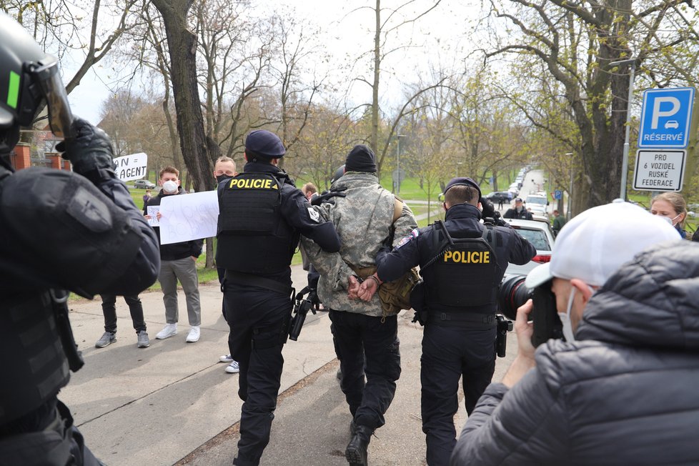 Demonstranti se sešli v neděli před ruským velvyslanectvím. Stovka demonstrantů před ruskou ambasádou v Praze provolává Rusku hanbu. (18. dubna)