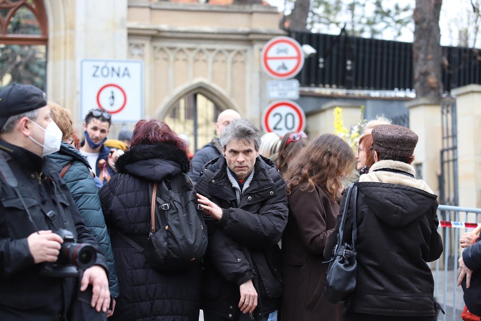 Demonstranti se sešli v neděli před ruským velvyslanectvím. Stovka demonstrantů před ruskou ambasádou v Praze provolává Rusku hanbu. (18. dubna)